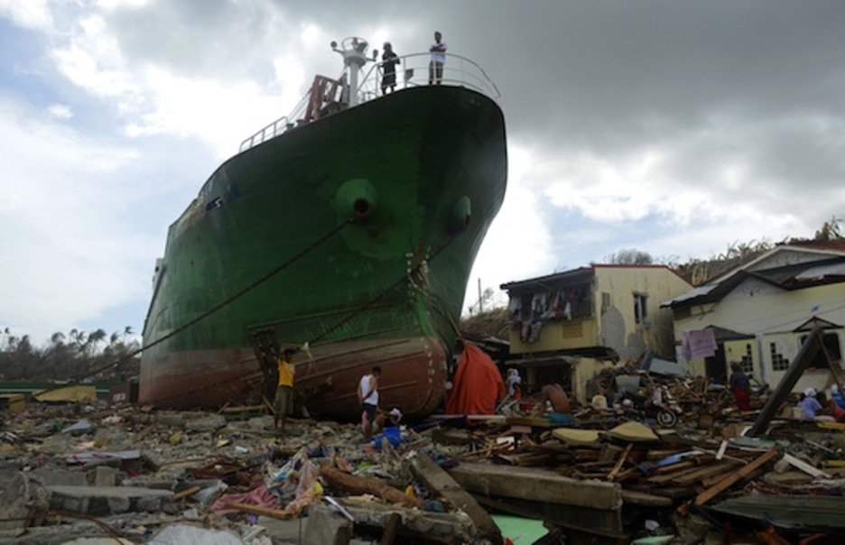 Un barco varado en Tacloban tras el paso devastador del tifón Haiyan por Filipinas. (Noel CELIS/AFP PHOTO)
