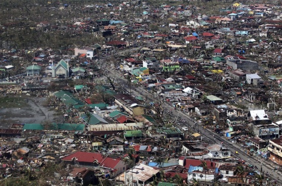 El tifón ‘Haiyan’ ha dejado tras de sí una estela de caos y destrucción en la isla de Leyte. (Ryan LIM/AFP PHOTO)