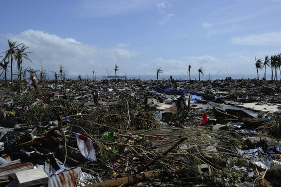 El área costera de Tacloban, arrasada. (Ted ALJIBE/AFP PHOTO)