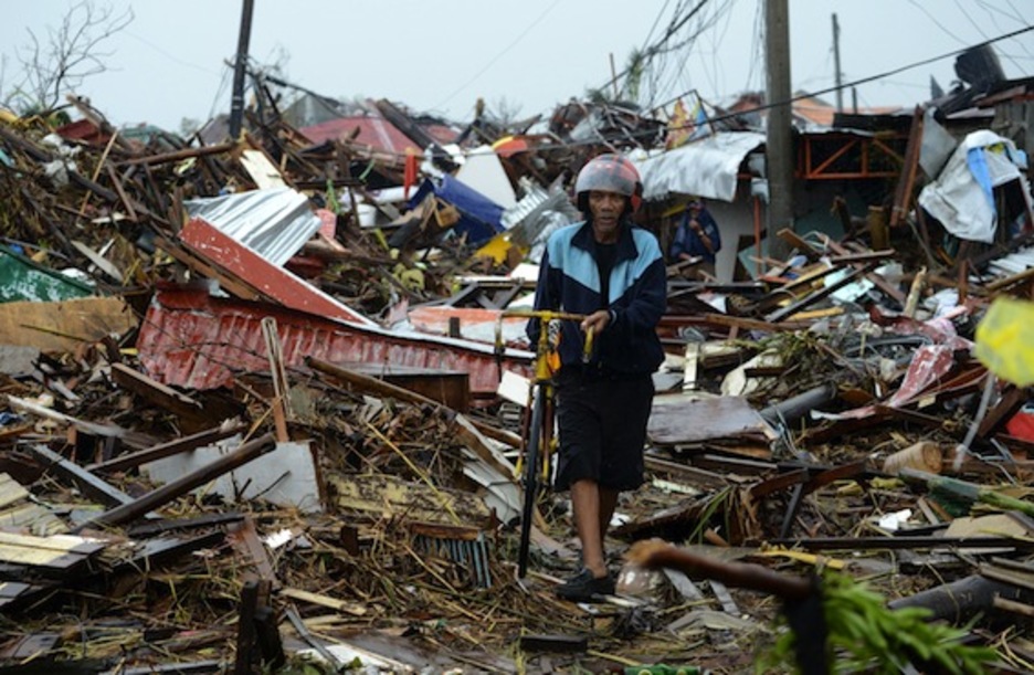 Un hombre camina entre los escombros en la ciudad de Tacloban. (Noel CELIS/AFP PHOTO)