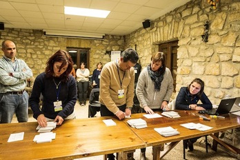 Recuento de papeletas en la noche del domingo una vez cerrada la votación. (Aritz LOIOLA / ARGAZKI PRESS)