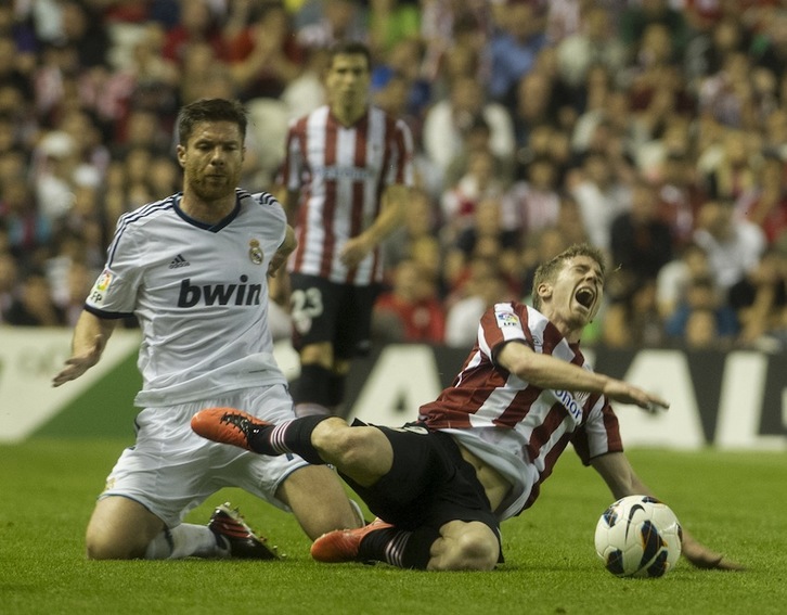 Xabi Alonso, en un partido de Liga de la pasada campaña en San Mamés. (Monika DEL VALLE/ARGAZKI PRESS)