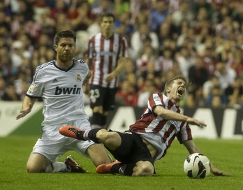 Xabi Alonso, en un partido de Liga de la pasada campaña en San Mamés. (Monika DEL VALLE/ARGAZKI PRESS)