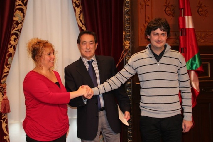 Ainhoa Intxaurrandieta, Carmelo Aguas e Iñaki Errazkin han comparecido para anunciar el acuerdo. (EH BILDU)