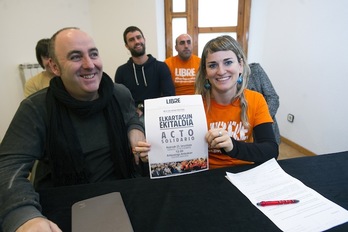 Floren Aoiz y Garbiñe Urra muestran el cartel del acto. (Iñigo URIZ / ARGAZKI PRESS)