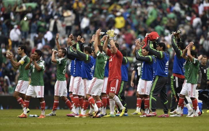 Los jugadores de México saludan a su afición. (Omar TORRES / AFP PHOTO)