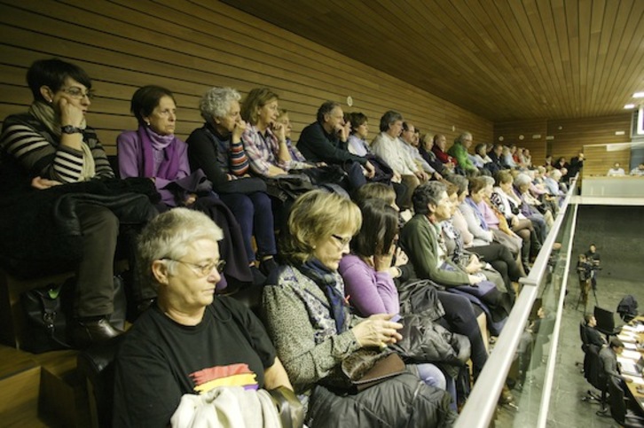 Asociaciones y familiares de represaliados por el franquismo, en el palco de invitados. (PARLAMENTO DE NAFARROA)