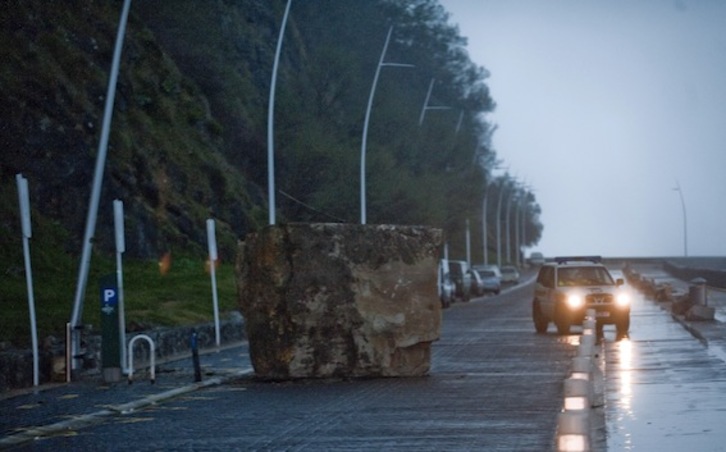 Imagen tomada en octubre del año pasado que muestra una roca de gran tamaño caída sobre el Paseo Nuevo. (Juan Carlos RUIZ/ARGAZKI PRESS)
