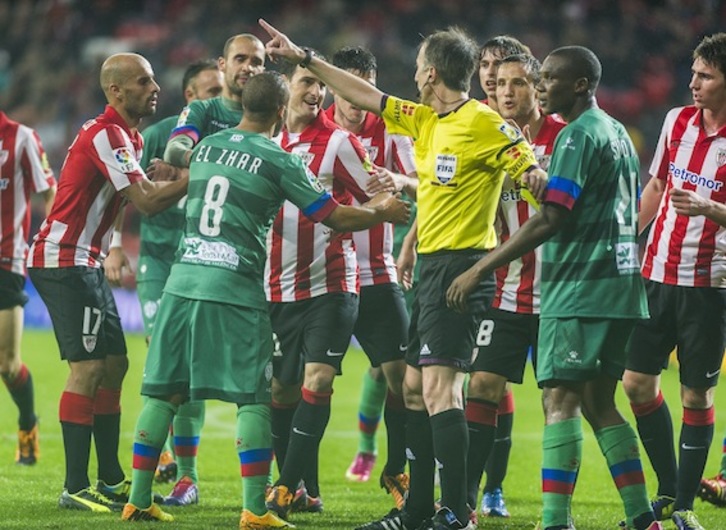 Momento en el que el árbitro indica a Aduriz el camino de los vestuarios. (Monika DEL VALLE / ARGAZKI PRESS)