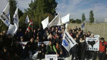 Zapatos para tocar la txalaparta, ya que los palos han sido requisados por la Policía. (Etxerat)