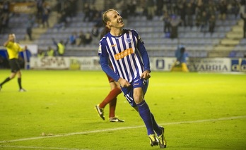 Ion Vélez celebra uno de sus dos goles. (Raúl BOGAJO / ARGAZKI PRESS)