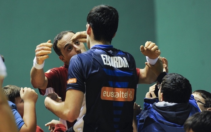 Irujo y Ezkurdia se saludan al término del choque. (Jagoba MANTEROLA / ARGAZKI PRESS)