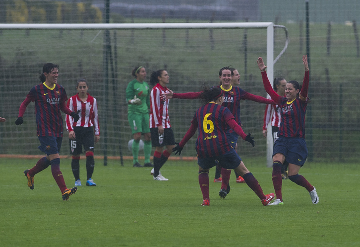 Bartzelonako jokalariak gola ospatzen. (ARGAZKI PRESS)