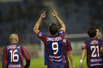 Urko Vera celebra uno de los goles. (Juan Carlos RUIZ / ARGAZKI PRESS)