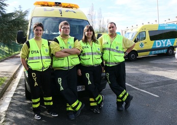 Voluntarios de DYA ante una ambulancia, en la sede de Donostia. (Gotzon ARANBURU)