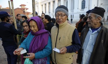 Ciudadanos nepalíes aguardan su turno para votar. (Prakash MATHEMA/AFP)