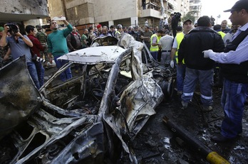 Restos del coche que ha estallado al sur de Beirut. (Anwar AMRO/AFP)