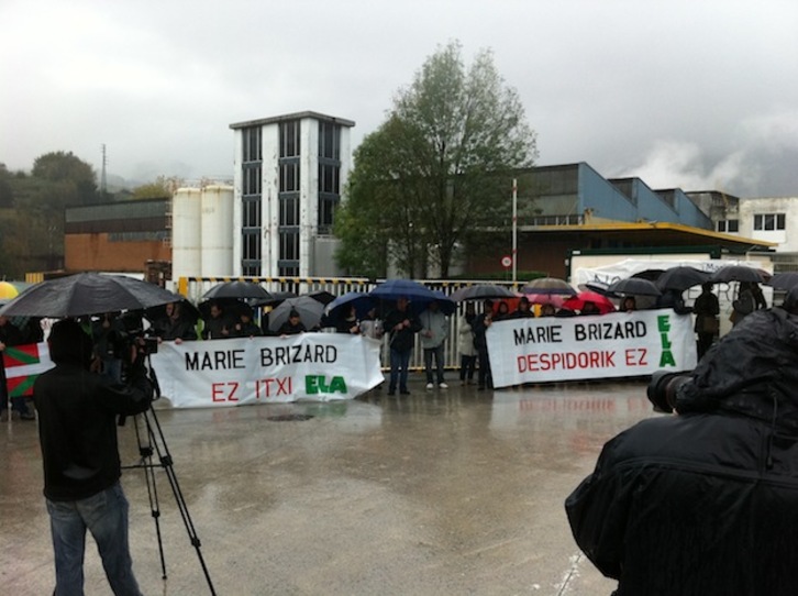 Concentración ante las puertas de Marie Brizard, en Zizurkil.