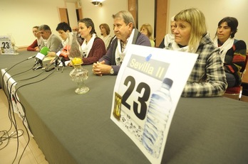 Rueda de prensa ofrecida esta mañana por Etxerat en Donostia. (Jon URBE / ARGAZKI PRESS)