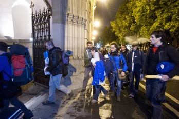 Hainbat herritarrek itxialdia abiatu zuten astelehenean Sevillan gose greban diren presoekin elkartasunez. (Iñigo URIZ/ARGAZKI PRESS)