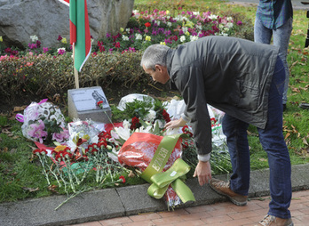 Santi Brouardi lore eskaintza, iazko ekitaldian. (Luis JAUREGIALTZO/ARGAZKI PRESS)