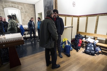 San Lorenzo elizan itxialdian dira hainbat herritar astelehenaz geroztik. (Iñigo URIZ/ARGAZKI PRESS)