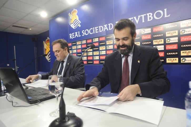 Jokin Aperribay e Ignacio Serrats, durante su comparecencia en Anoeta. (Jon URBE / ARGAZKI PRESS)