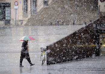 La nieve ha hecho acto de presencia en Gasteiz. (Juanan RUIZ/ARGAZKI PRESS)