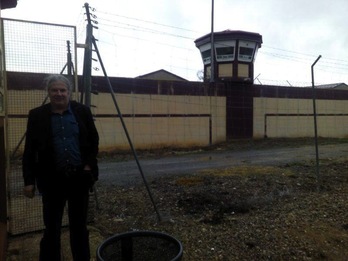 Andej Hunko, en el exterior de la cárcel de Logroño. (NAIZ.INFO)