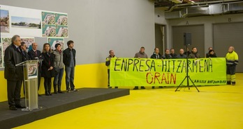 Acto de inauguración de la nueva lonja de Pasaia, con protesta de los trabajadores. (Andoni CANELLADA / ARGAZKI PRESS)