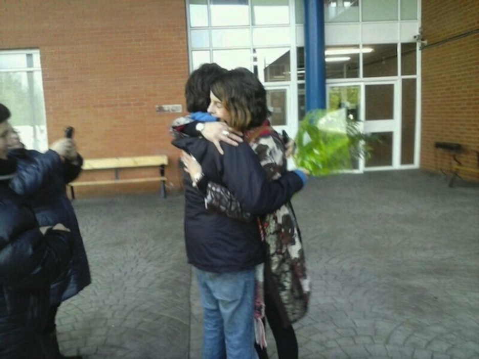 Maitane Sagastume abraza a su hijo a las puertas de la cárcel de Teixeiro. (NAIZ.INFO)