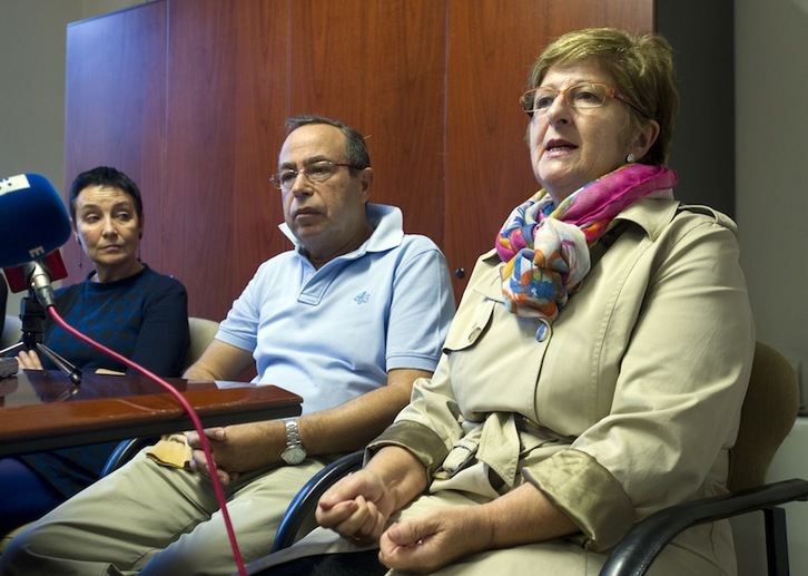 Los padres de Iñigo Cabacas, en una comparecencia reciente, donde reclamaron la imputación del mando conocido como ‘Ugarteko’. (Marisol RAMIREZ/ARGAZKI PRESS)
