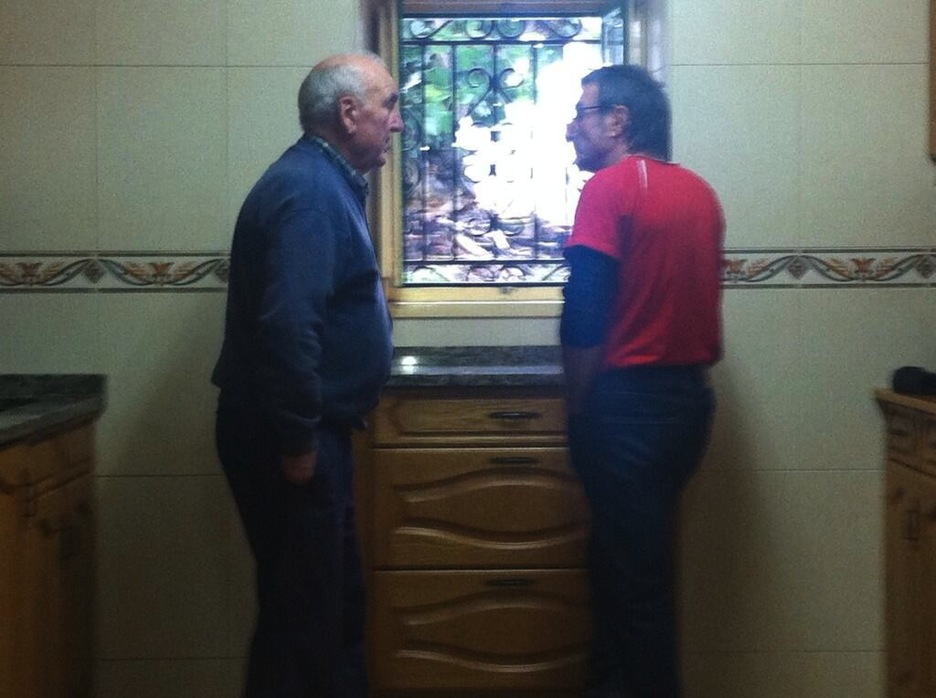 Juanjo Legorburu, con su padre en el caserío familiar. (@gara_aerenaga)