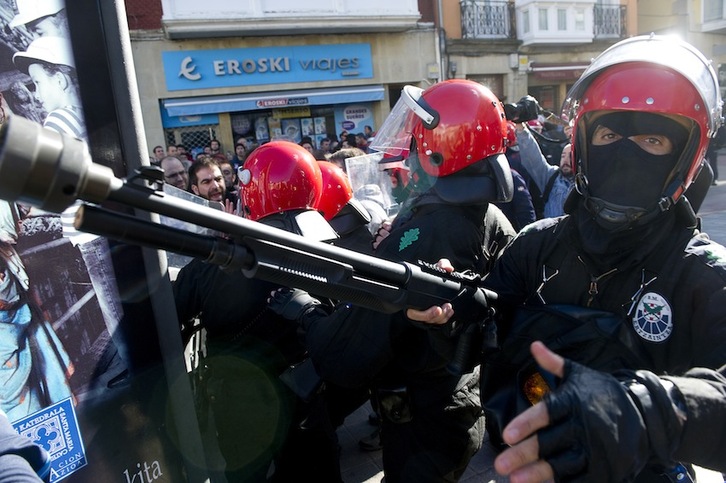 Ertzainas sin identificar en un operativo.