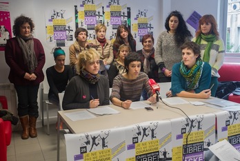 Euskal Herriko Koordinadora Feministako kideak, Donostiako agerraldian. (Andoni CANELLADA/ARGAZKI PRESS)