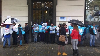 Concentración de los encerrados ante la sede de UPN.