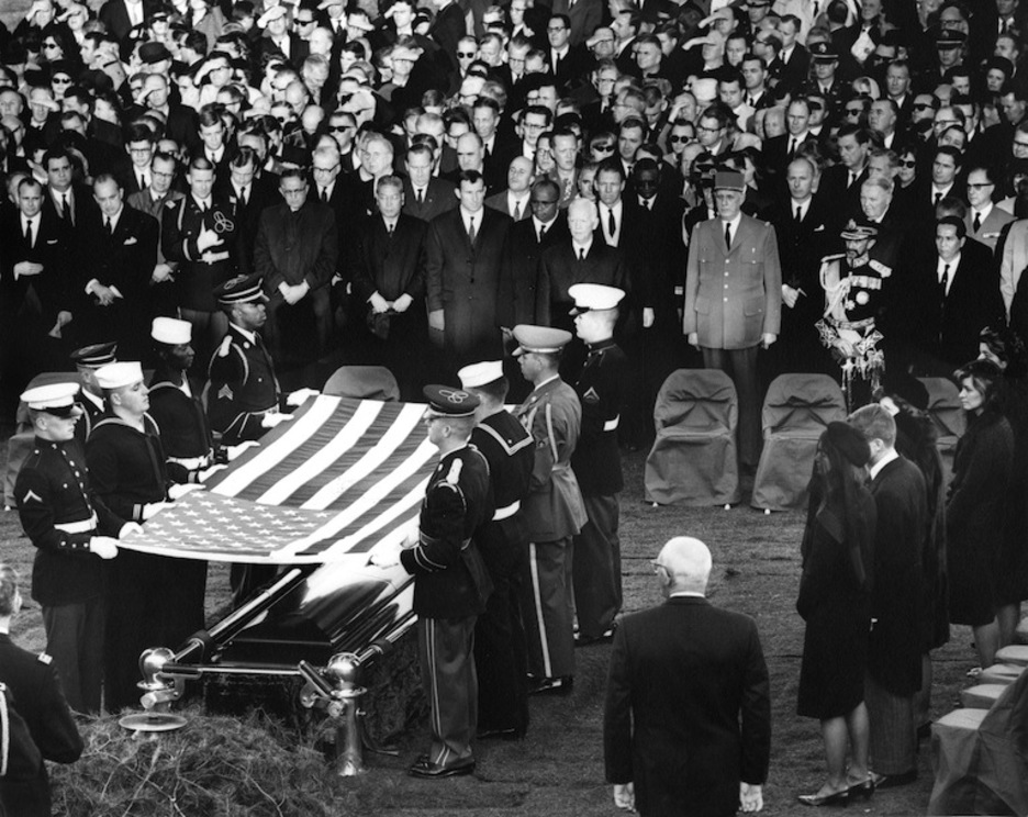 Soldados pliegan la bandera que cubre el féretro de Kennedy. (Abbie ROWE / WH PHOTOGRAPHS)