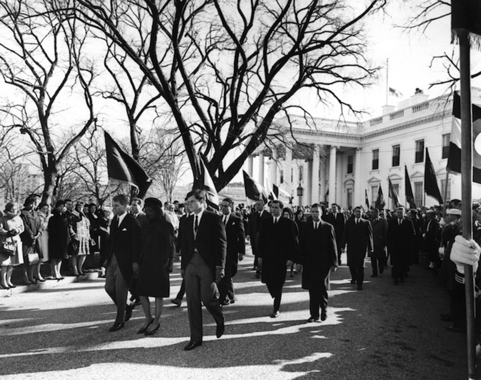 La comitiva fúnebre, camino del cementerio de Arlington. (Abbie ROWE / WH PHOTOGRAPHS)