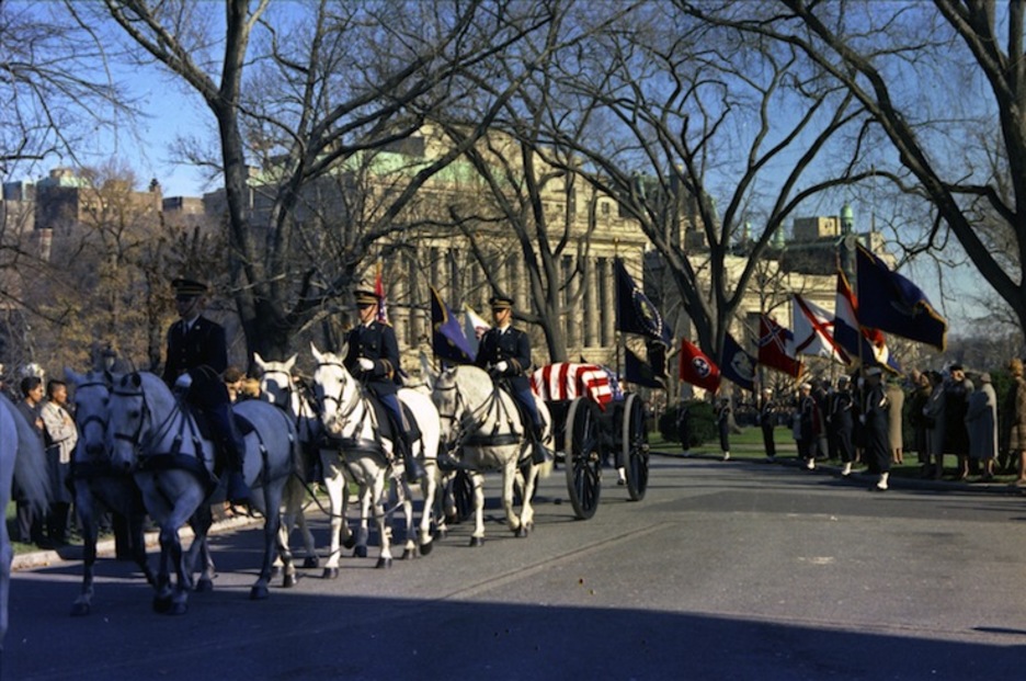 El féretro del presidente, transportado por un tiro de caballos blancos. (Robert KNUDSEN-WH PHOTOGRAPHS)