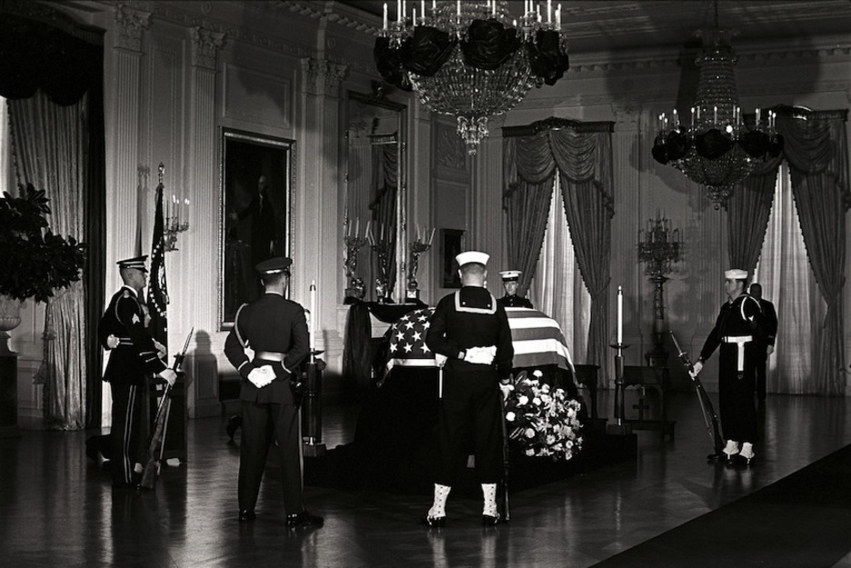 Capilla ardiente instalada en la Casa Blanca, en Washington. (Robert KNUDSEN-WH PHOTOGRAPHS)