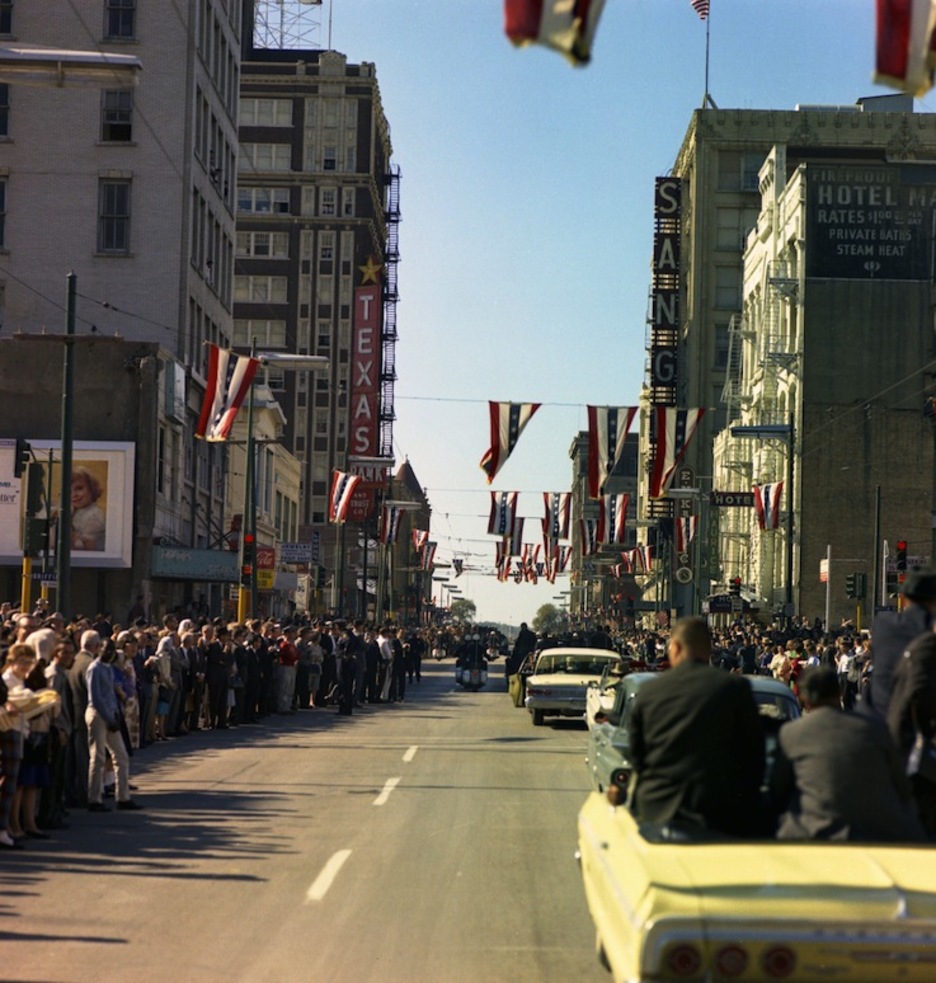 La comitiva presidencial, por las calles de Dallas antes del atentado. (Cecil STOUGHTON-WH PHOTOGRAPHS) 