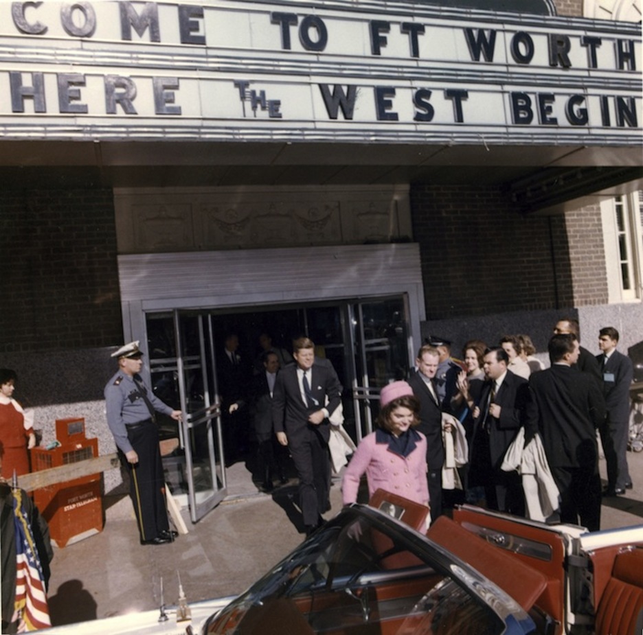 John F. Kennedy y su esposa Jacqueline se disponen a montar en el coche. (Cecil STOUGHTON-WH PHOTOGRAPHS)