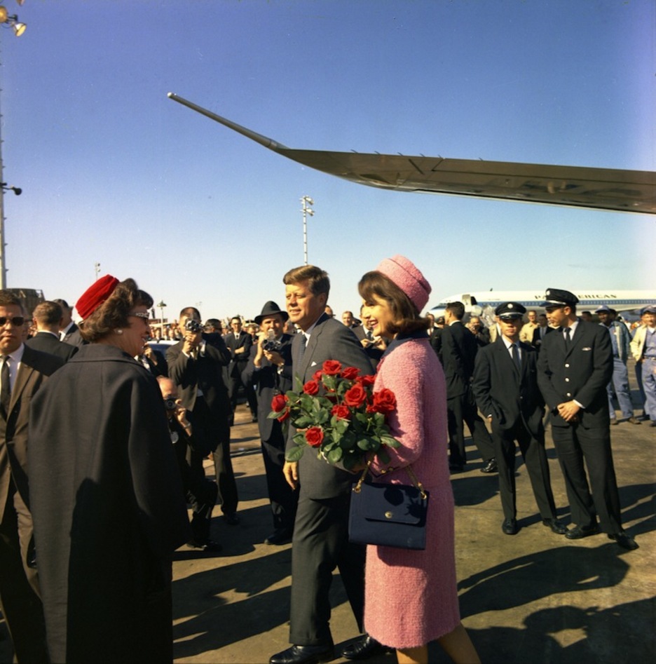 John F. Kennedy y su esposa Jacqueline, a su llegada al aeropuerto de Dallas. (Cecil STOUGHTON-WH PHOTOGRAPHS)
