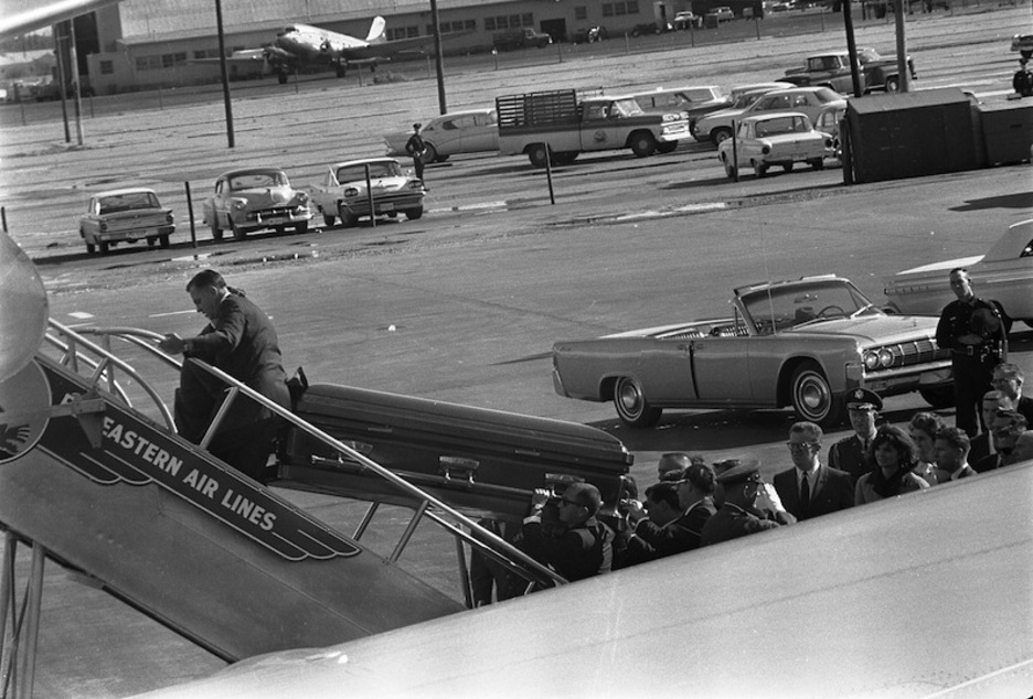El féretro de JFK es introducido en el avión para ser llevado desde Dallas a Washington. (Cecil STOUGHTON-WH PHOTOGRAPHS) 