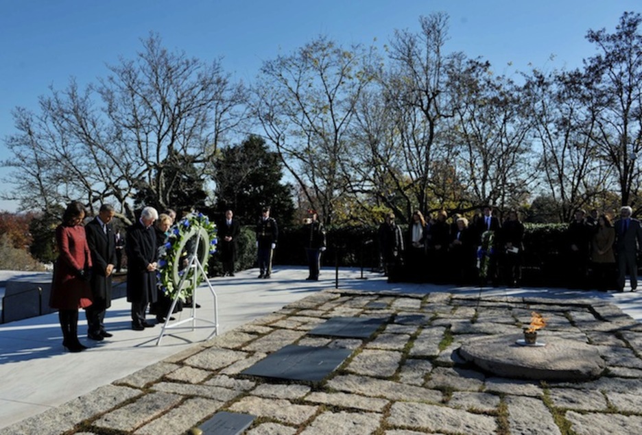 Acto en recuerdo a Kennedy, este miércoles en el cementerio de Arlington. (Mandel NGAN / AFP PHOTO)  