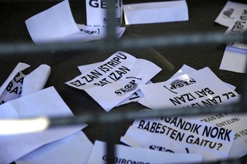 Carteles tras una manifestación por la muerte de Iñigo Cabacas. (Marisol RAMIREZ/ARGAZKI PRESS)