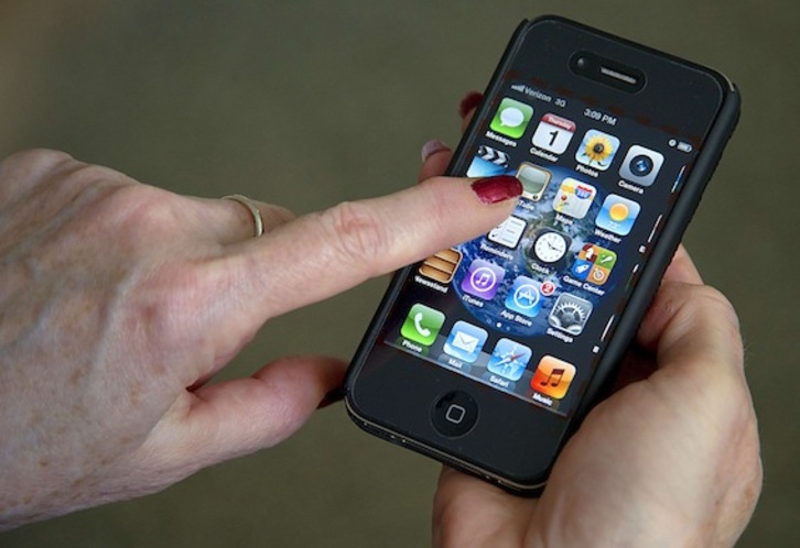 Una mujer hace uso de su iPhone. (Karen BLEIER/AFP PHOTO)