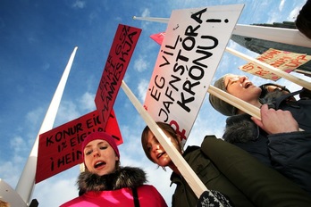 Emakumeeen eskubideen defentsan protesta Islandiako hiriburuan, Reykjavik-en. (Magnus FRODERBERG | NORDEN.ORG)