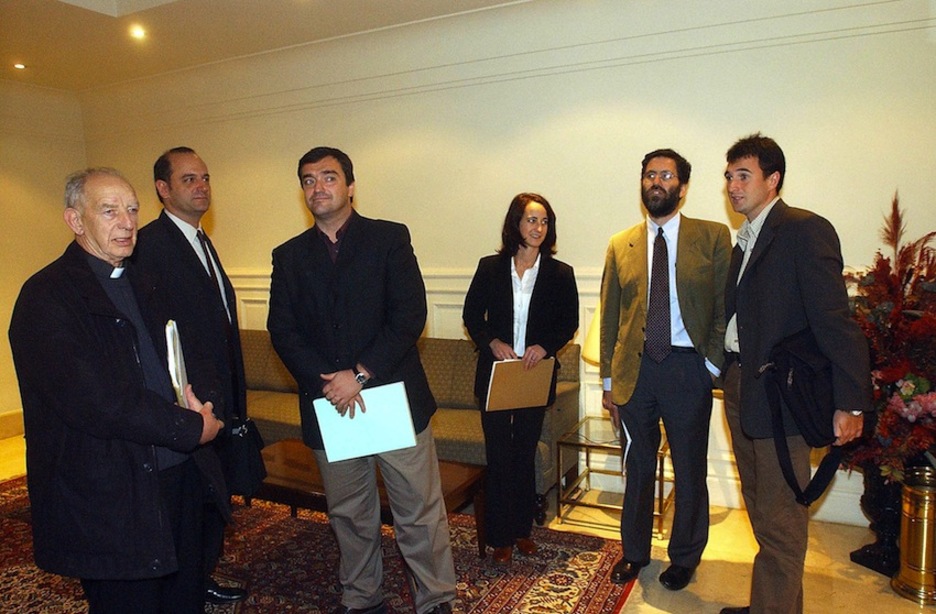 [2002] Elkarrik gatazken kudeaketari buruz egindako mintegian parte hartu zuen Bilbon. (Luis JAUREGIALTZO/ARGAZKI PRESS)