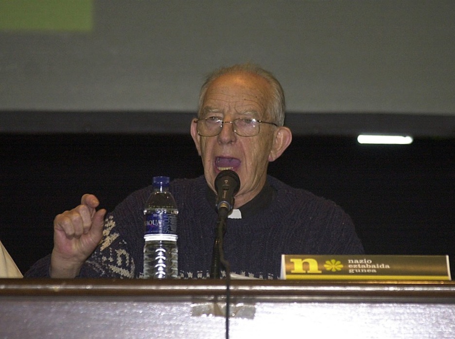 [2003] EHUk Leioan duen campusean egindako Nazio Eztabaida Gunean emandako hitzaldia. (Monika DEL VALLE/ARGAZKI PRESS)